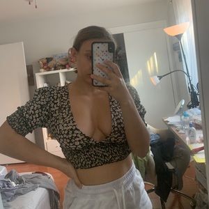 Floral crop top V neck